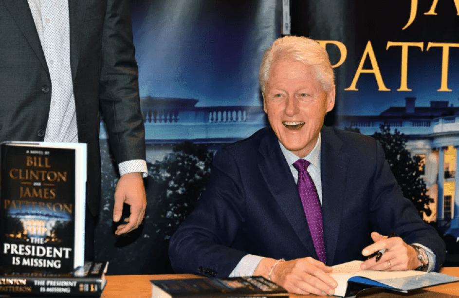 Bill Clinton signiert sein Buch, "The President Is Missing", das er mit James Patterson schrieb. Barnes & Noble am 05.06.18 in New York. | Quelle: Getty Images