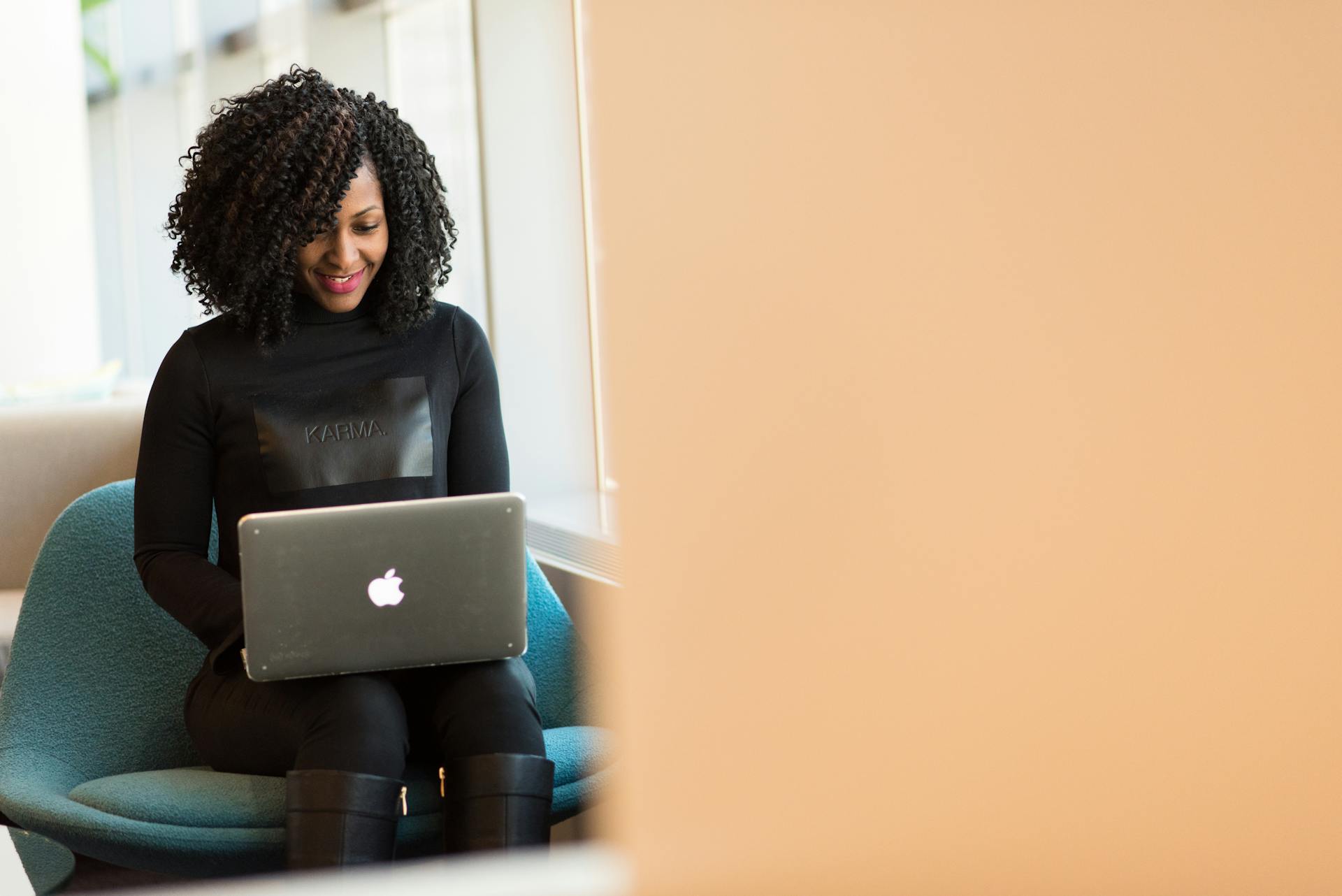 A woman using her laptop | Source: Pexels