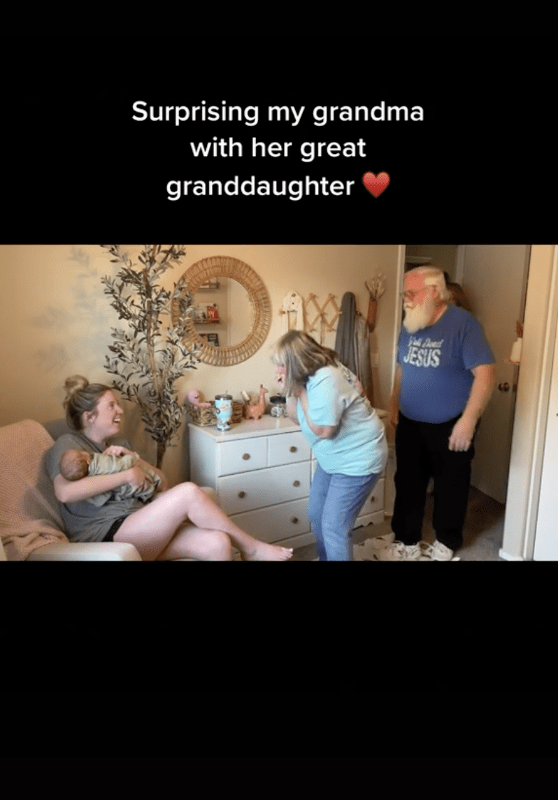 The moment great-grandma and great-grandpa saw their great-grandchild for the first time. | Photo: tiktok.com/ashfadden