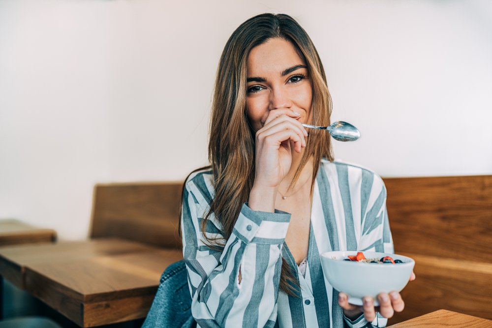 Mujer con un bol de frutas. | Foto: Shutterstock