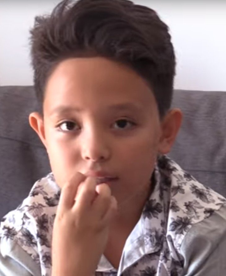 Natihei chez lui à Tahiti. l Source : YouTube/ Tahiti Nui Télévision