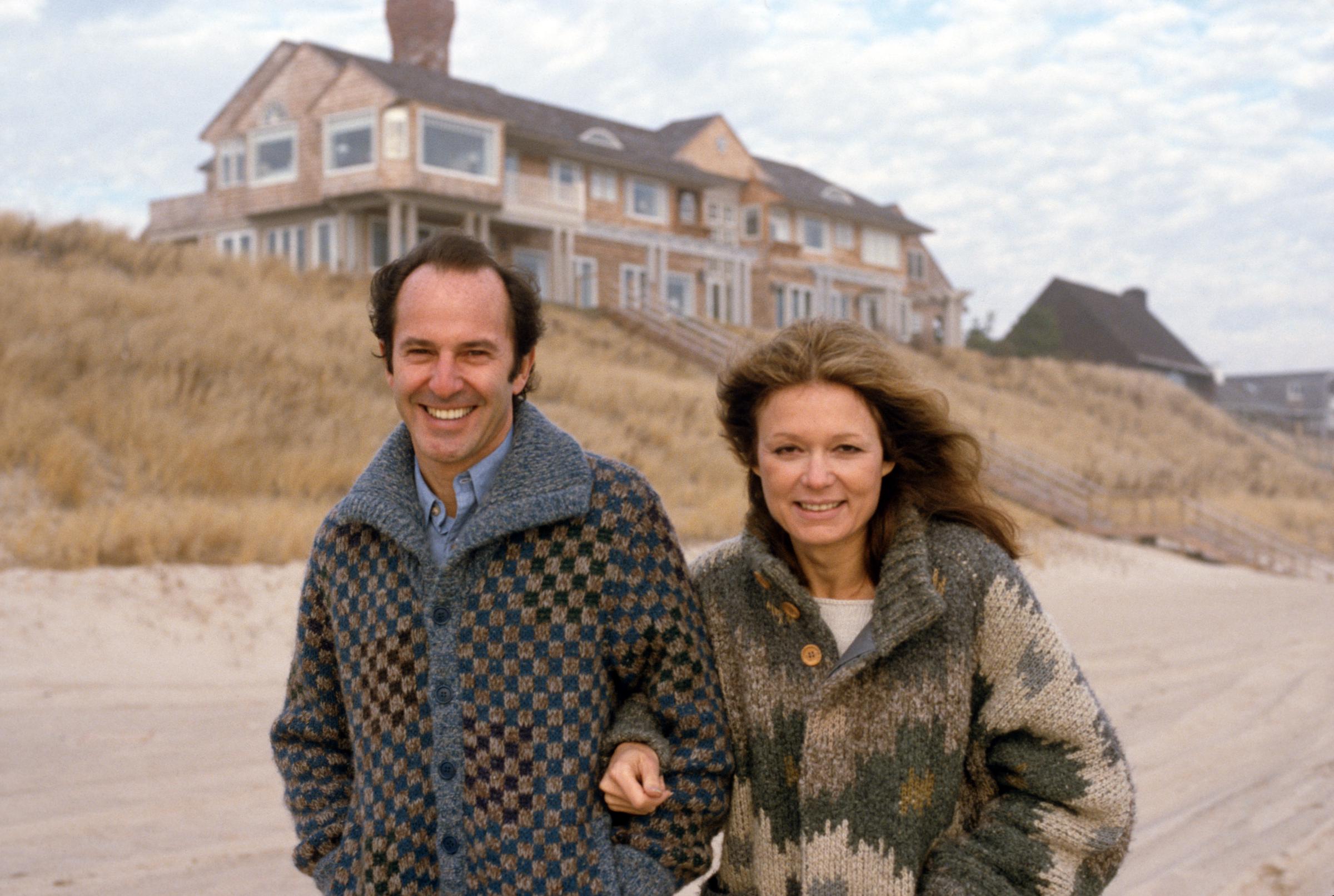 Gloria Steinem walks on the beach, arm in arm with Canadian-born businessman Mortimer Zuckerman in New York on January 1, 1984 | Source: Getty Images