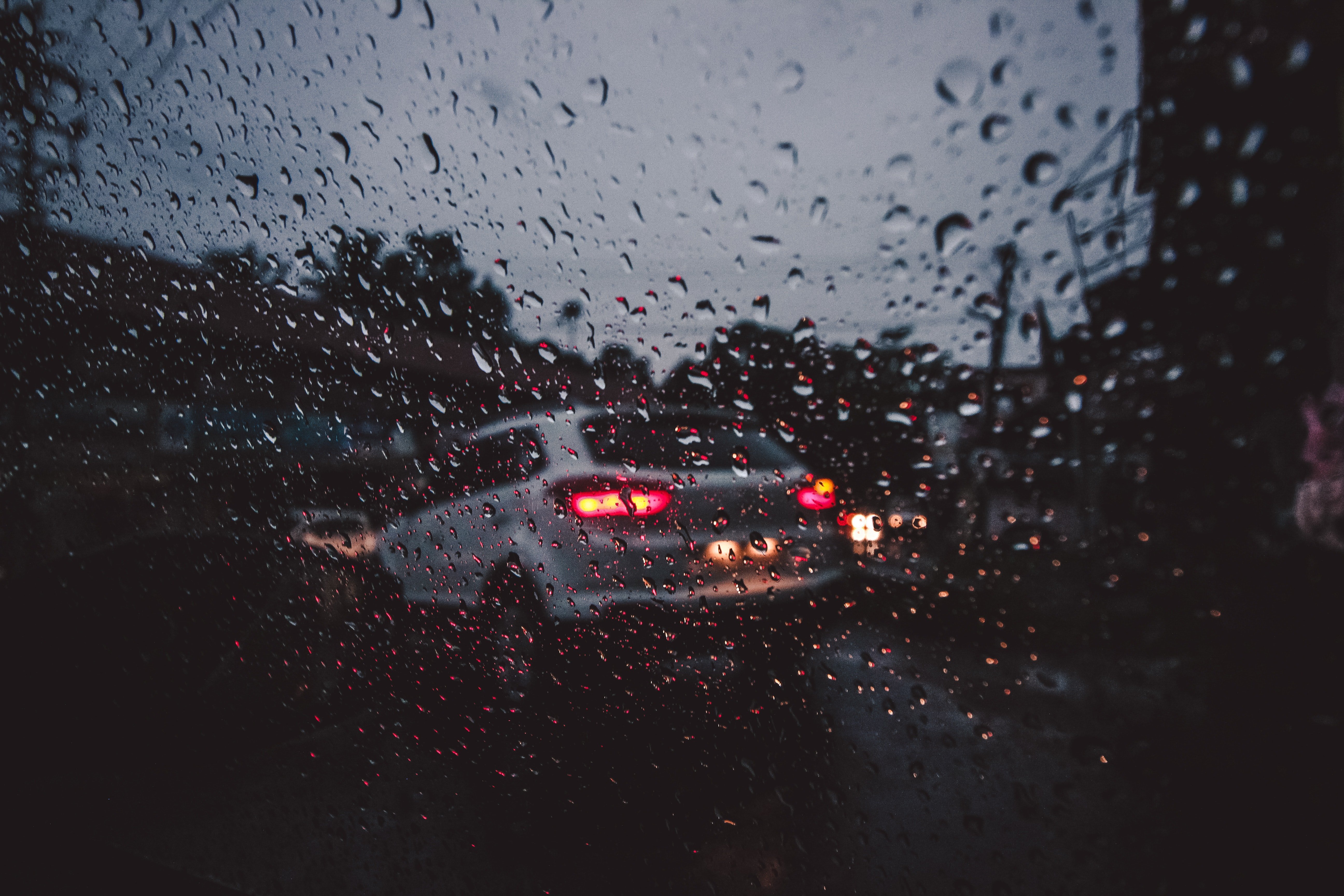 Carro bajo la lluvia. | Foto: Pexels