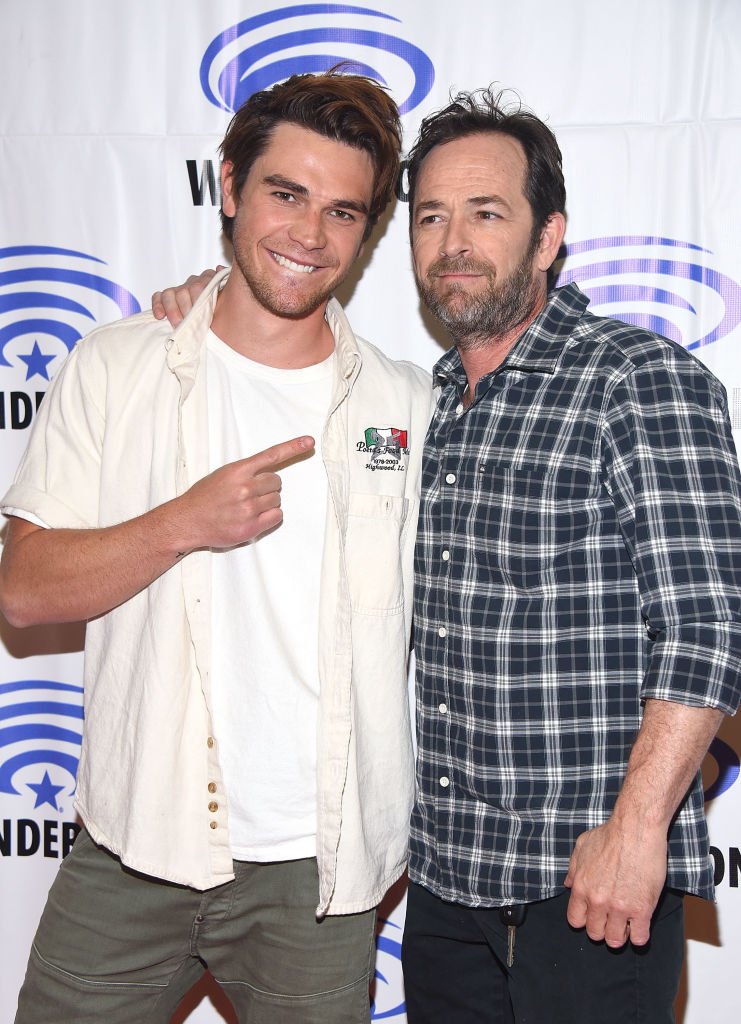 . Apa and Luke Perry attend the "Riverdale" panel at WonderCon 2017 - Day 1 at Anaheim Convention Center on March 31, 2017 | Photo: Getty Images