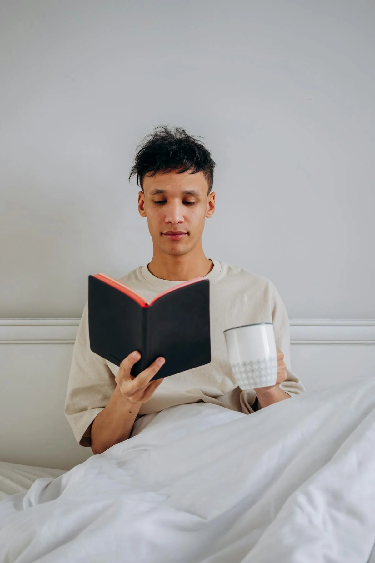 A man reading in bed | Source: Pexels