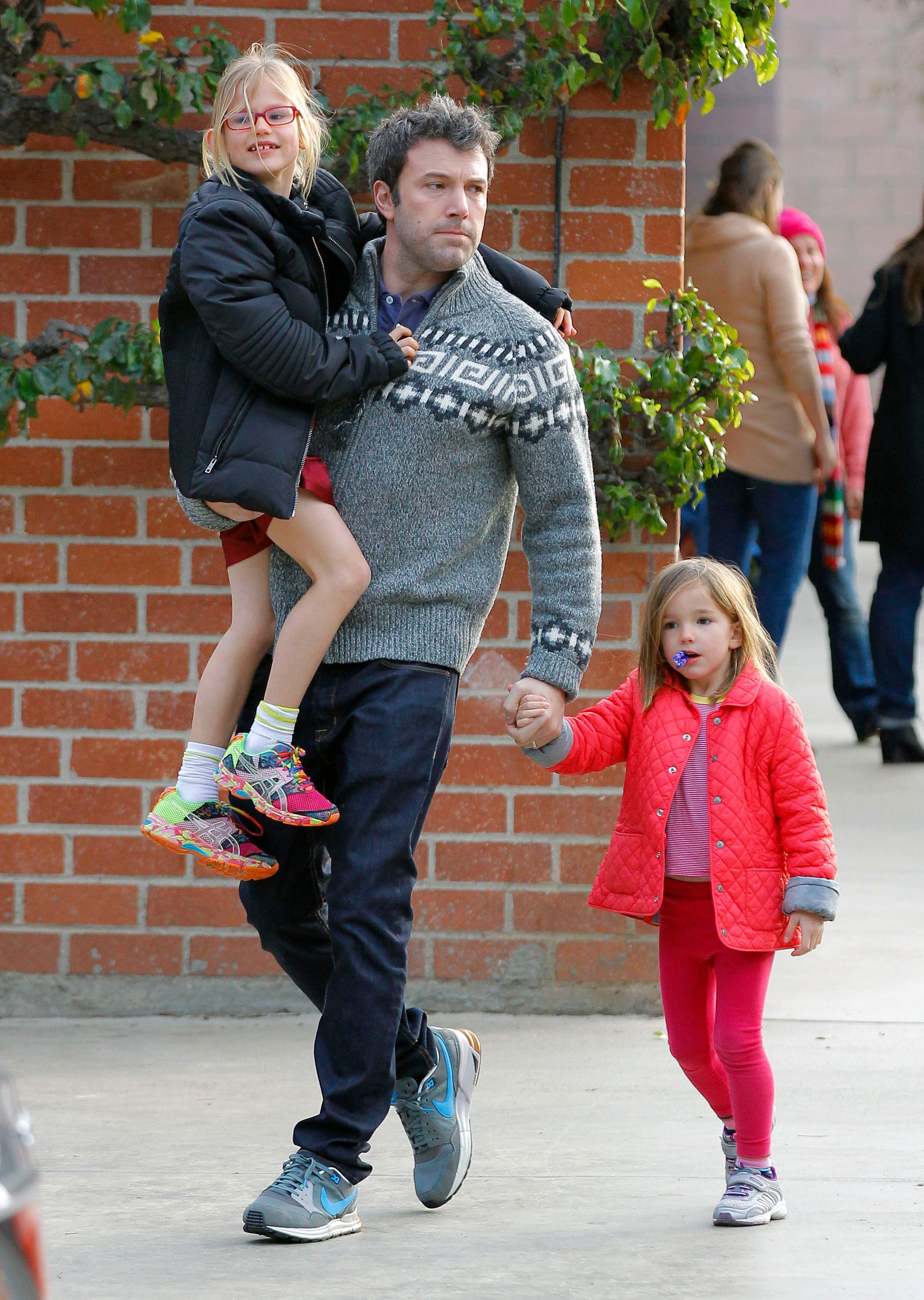 Ben Affleck and his daughters, Violet and Seraphina Affleck, are seen leaving the park on December 08, 2013 in Los Angeles, California. | Source: Getty Images