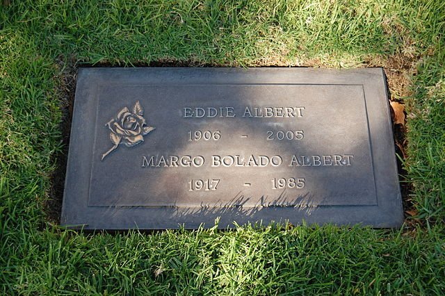 Eddie Albert grave at Westwood Village Memorial Park Cemetery in Brentwood, California. | Photo: Getty Images.