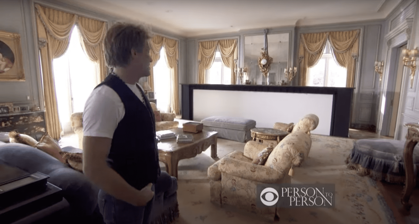 Jon Bon Jovi showing CBS his spacious living room with blue painted walls. / Source: YouTube/@CBS