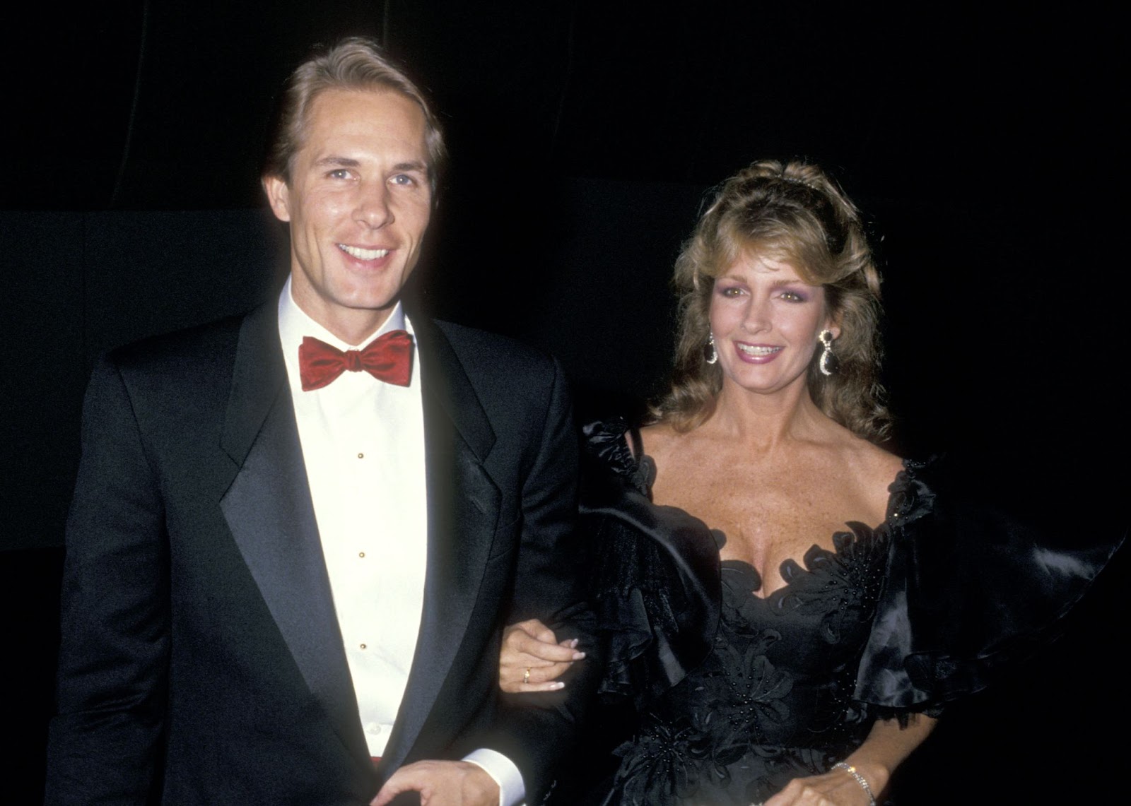 Michael Dubelko and the Hollywood star at the American Jewish Committee's Sherrill C. Corwin Human Relations Award Salute to Merv Adelson on October 25, 1987, in Beverly Hills, California. | Source: Getty Images