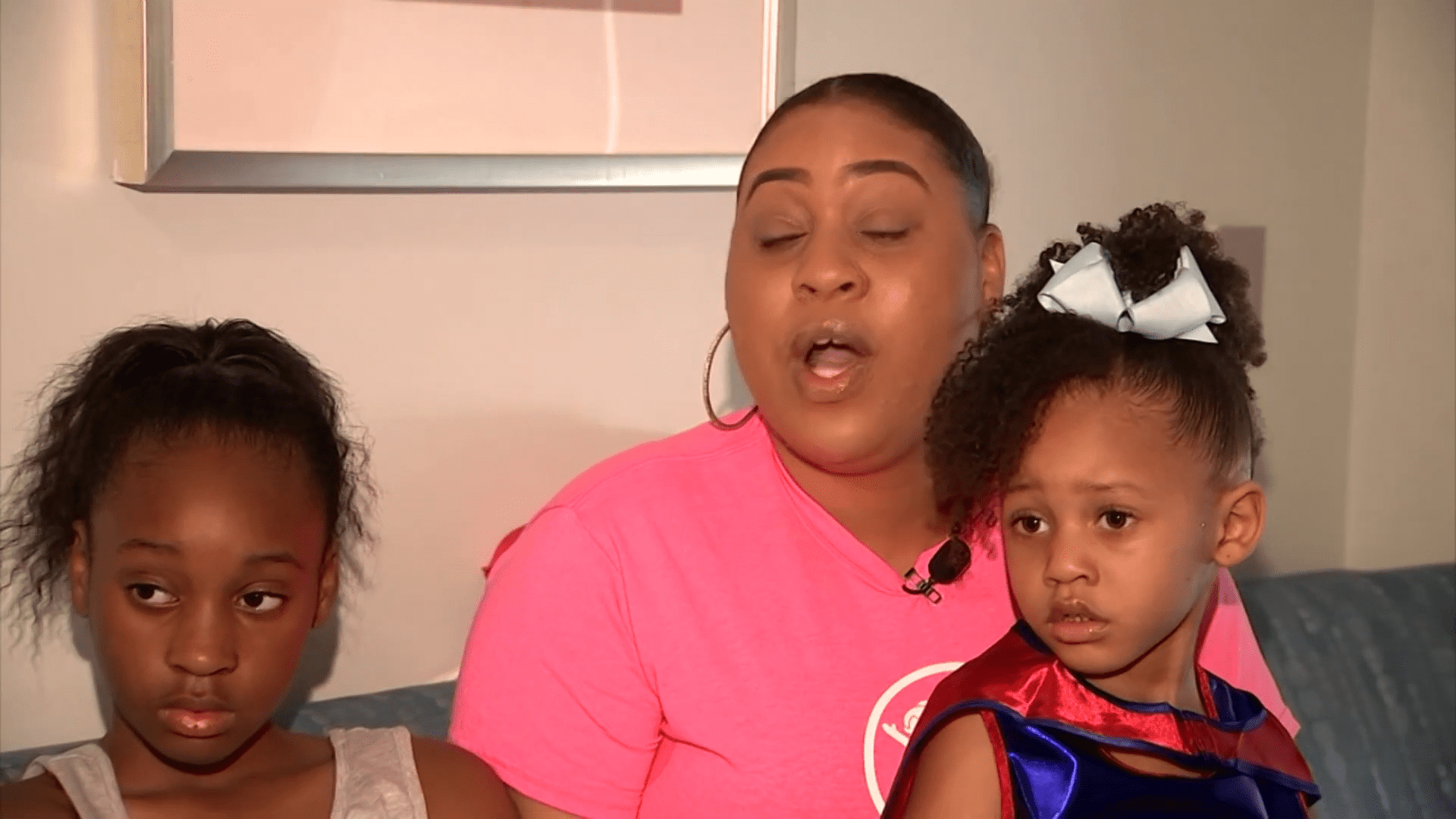 Las niñas con su madre│Imagen tomada de: YouTube / WSAV3