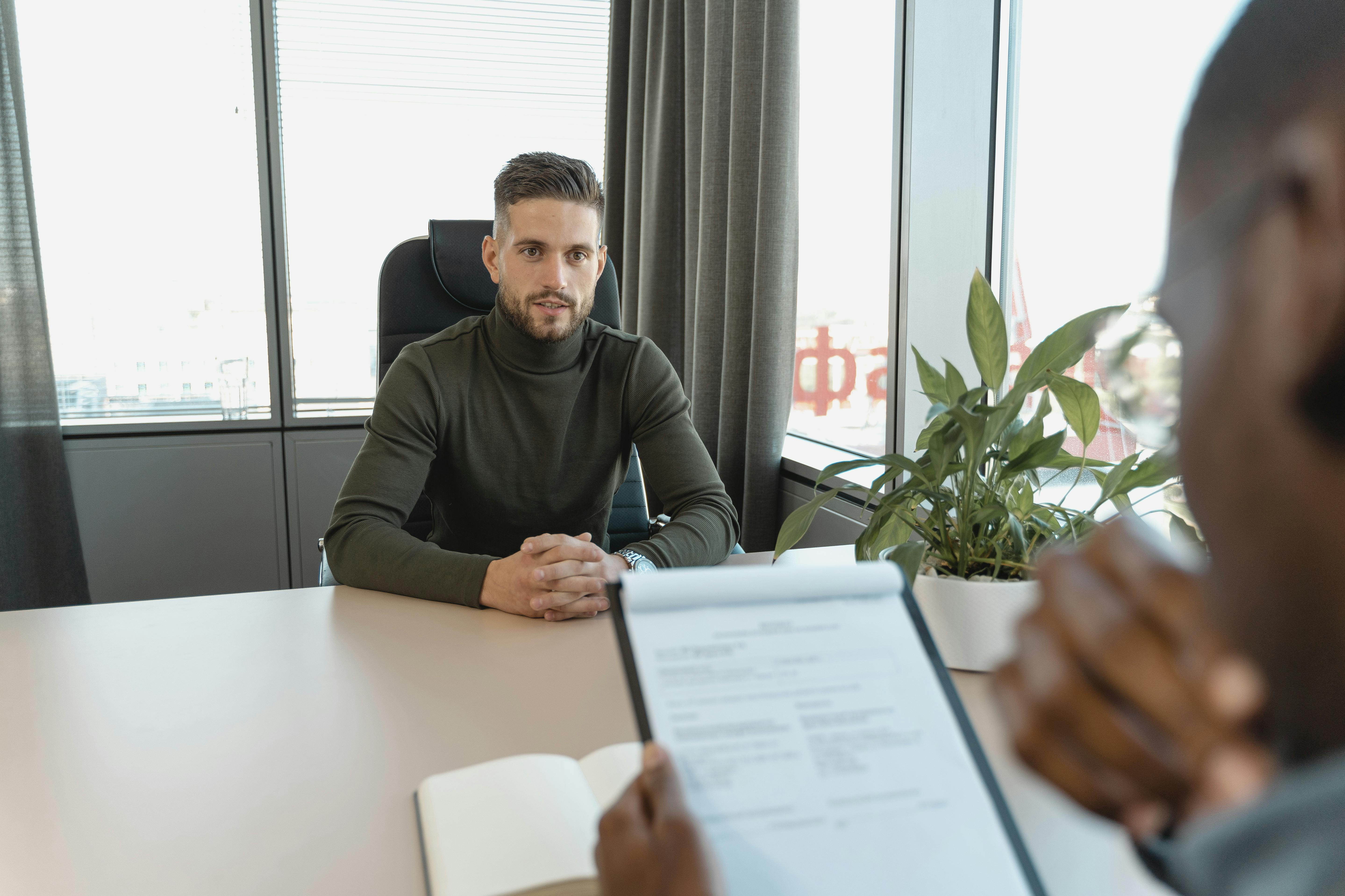 A man holding a job interview | Source: Pexels