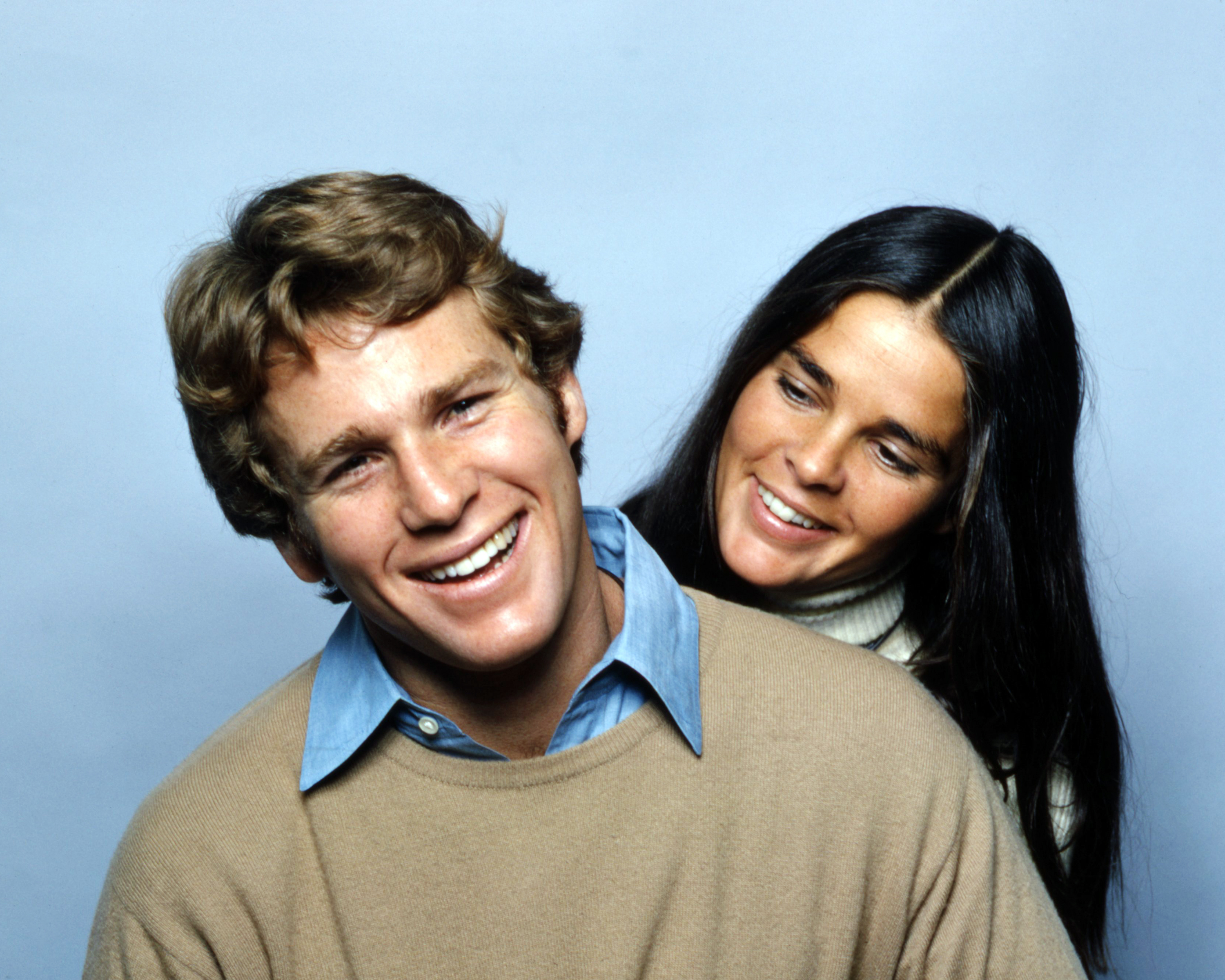 Ryan O'Neal and Ali MacGraw in a promotional photo for "Love Story" in 1970 | Source: Getty Images