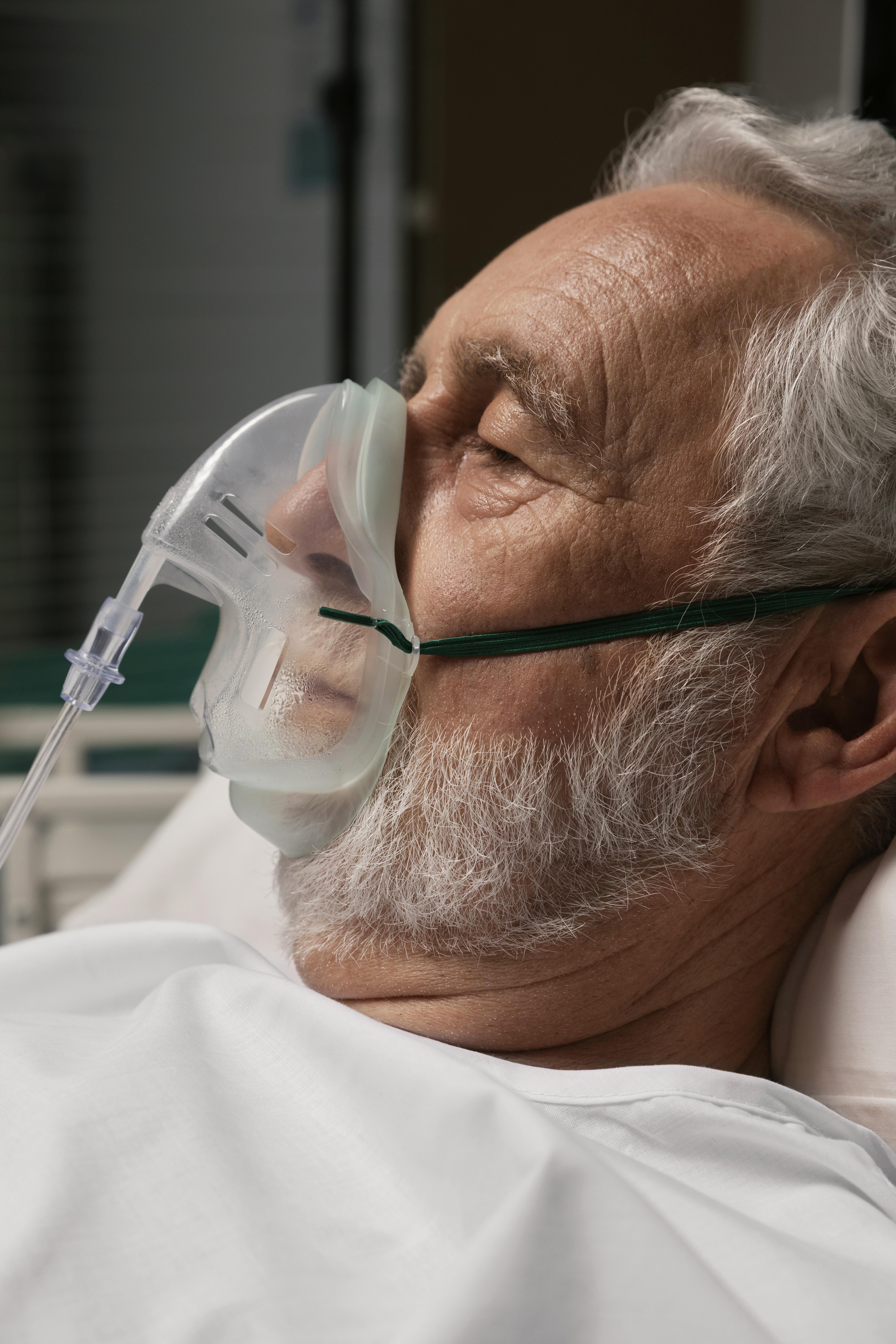 An old man in a hospital bed | Source: Freepik