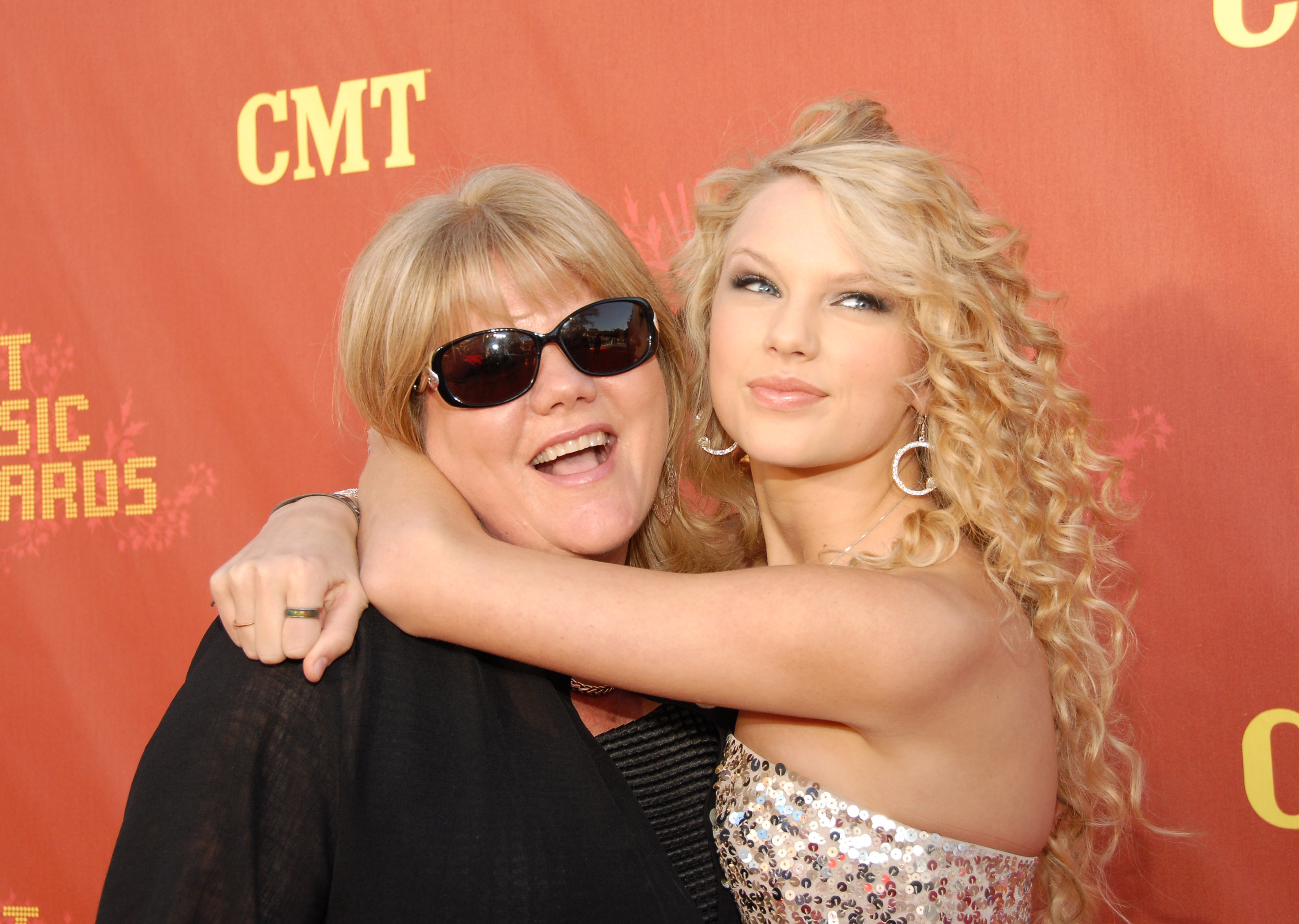 Andrea Swift and Taylor Swift at the CMT Music Awards - Red Carpet on April 16, 2007. | Source: Getty Images