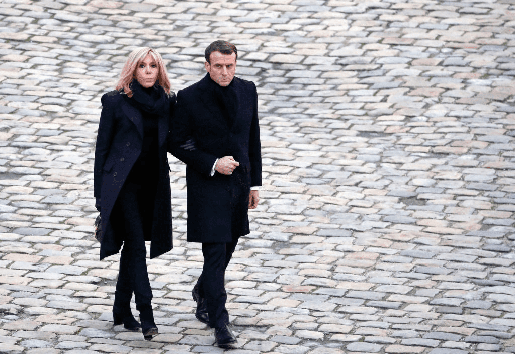 PARIS, FRANCE - 02 décembre 2019 : Le Président français Emmanuel Macron et son épouse Brigitte Macron partent après une cérémonie nationale d'hommage aux soldats français tués au Mali à l'Hôtel National des Invalides, le 02 décembre 2019 à Paris, France.  | Photo : Getty Images