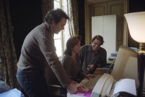  Bernard Tapie chez lui à Paris avec sa femme Dominique et son fils Laurent. | Photo : Getty Images