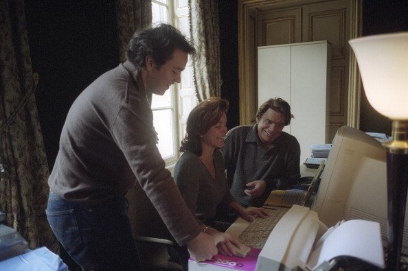 Bernard Tapie chez lui à Paris avec sa femme Dominique et son fils Laurent. | Photo : Getty Images