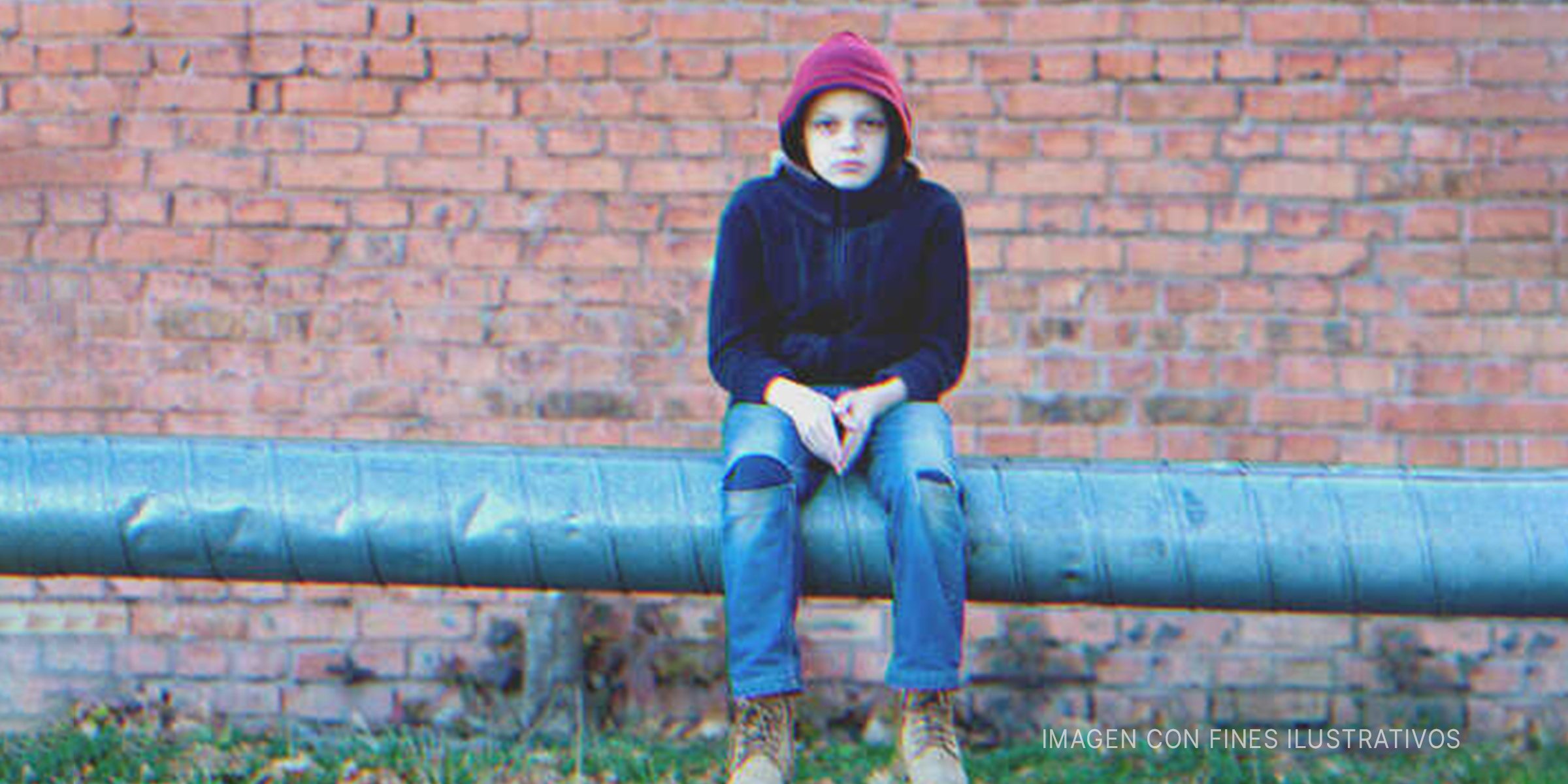 Adolescente sentado solo. | Foto: Shutterstock
