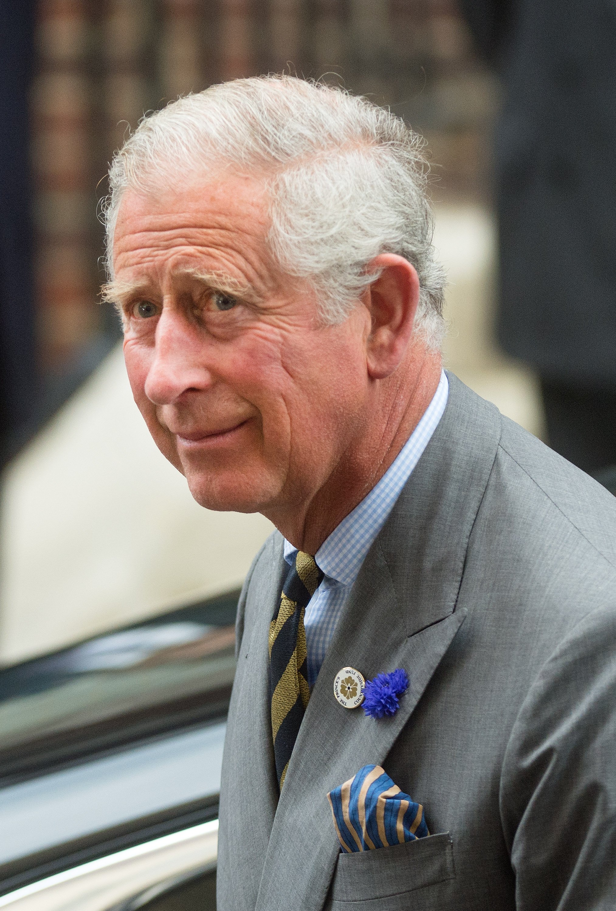 König Karl III. kommt am 23. Juli 2013 in London, England, um Catherine, Herzogin von Cambridge, Prinz William, Herzog von Cambridge, und ihren neugeborenen Sohn in der Lindo-Abteilung des St. Mary's Hospital zu sehen. | Quelle: Getty Images