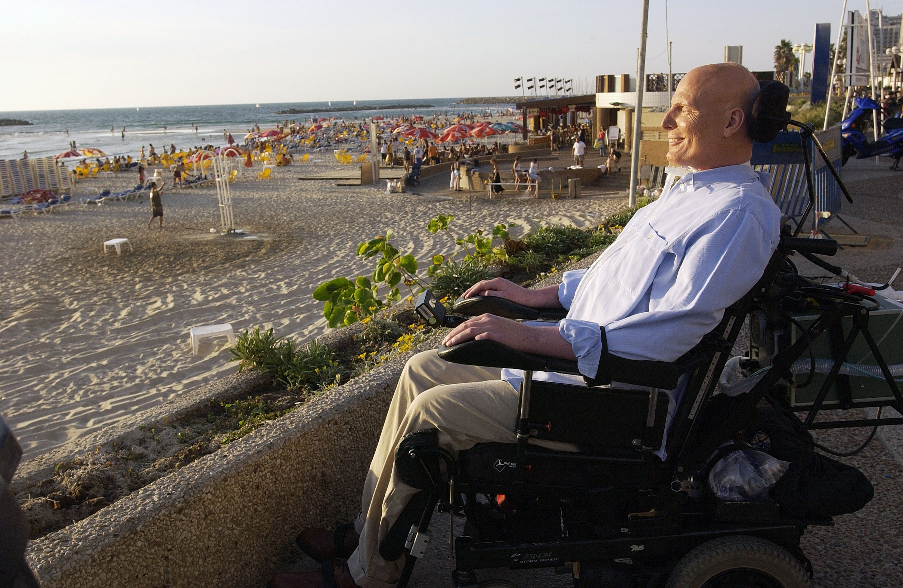 Christopher Reeve looks at the Mediterranean Sea from the promenade on August 1, 2003, in Tel Aviv, Israel. | Source: Getty Images