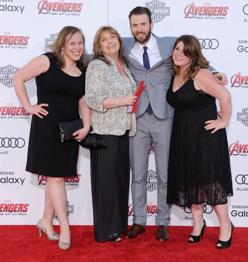 Actor Chris Evans and family arrive at the Premiere of Marvel's "Avengers Age Of Ultron" at Dolby Theatre on April 13, 2015 in Hollywood, California | Source: Getty Images