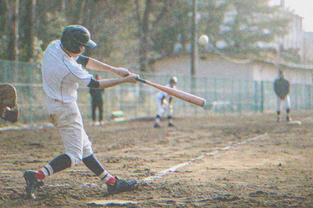 Kid playing baseball | Photo: Shutterstock