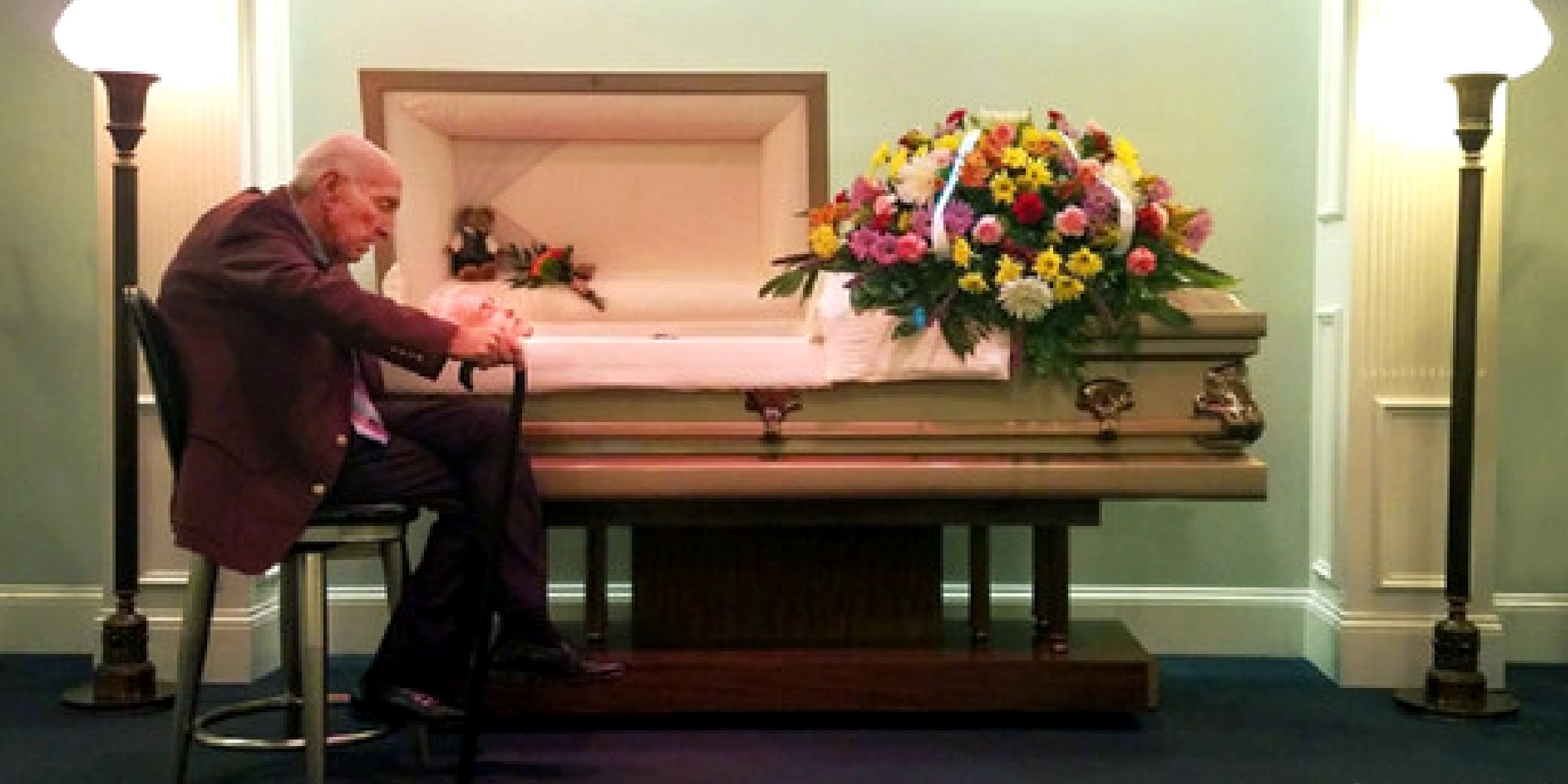 Bobby Moore next to his deceased wife's coffin | Source: Facebook.com/april.shepperd