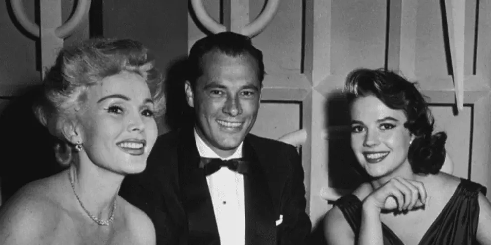 Zsa Zsa Gabor pose aux côtés de Conrad Hilton et de l'actrice américaine Natalie Wood au restaurant de Mike Romanoff le 13 juin 1957 | Photo : Getty Images