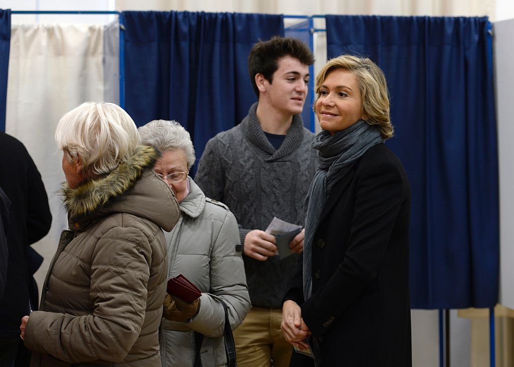  Valérie Pecresse fait la queue pour voter dans un bureau de vote lors du second tour de l'élection régionale en Île de France, le 13 décembre 2015 à Versailles. | Photo : Getty Images
