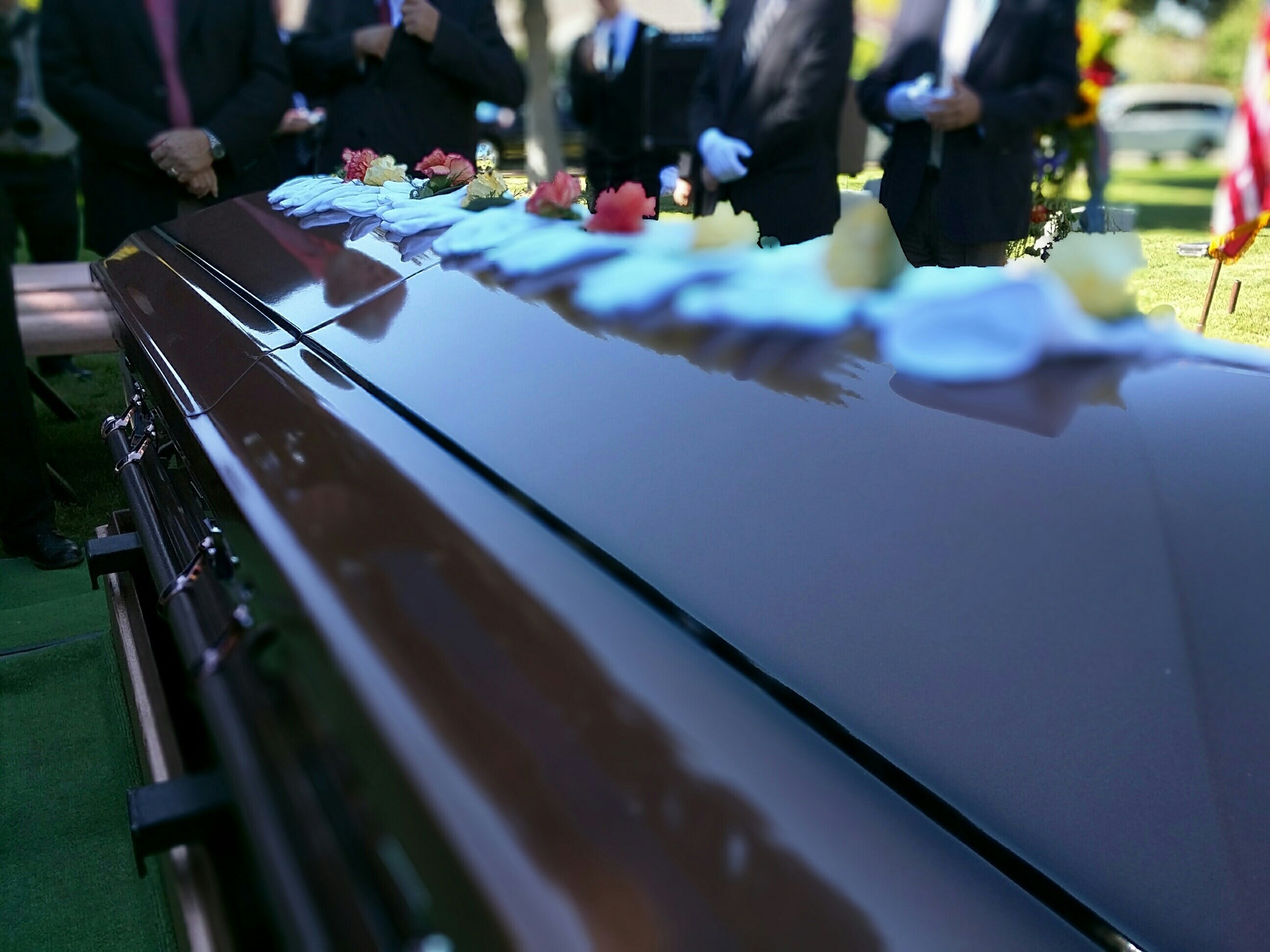 Dekorierter Sarg mit Männern bei der Beerdigung | Quelle: Getty Images
