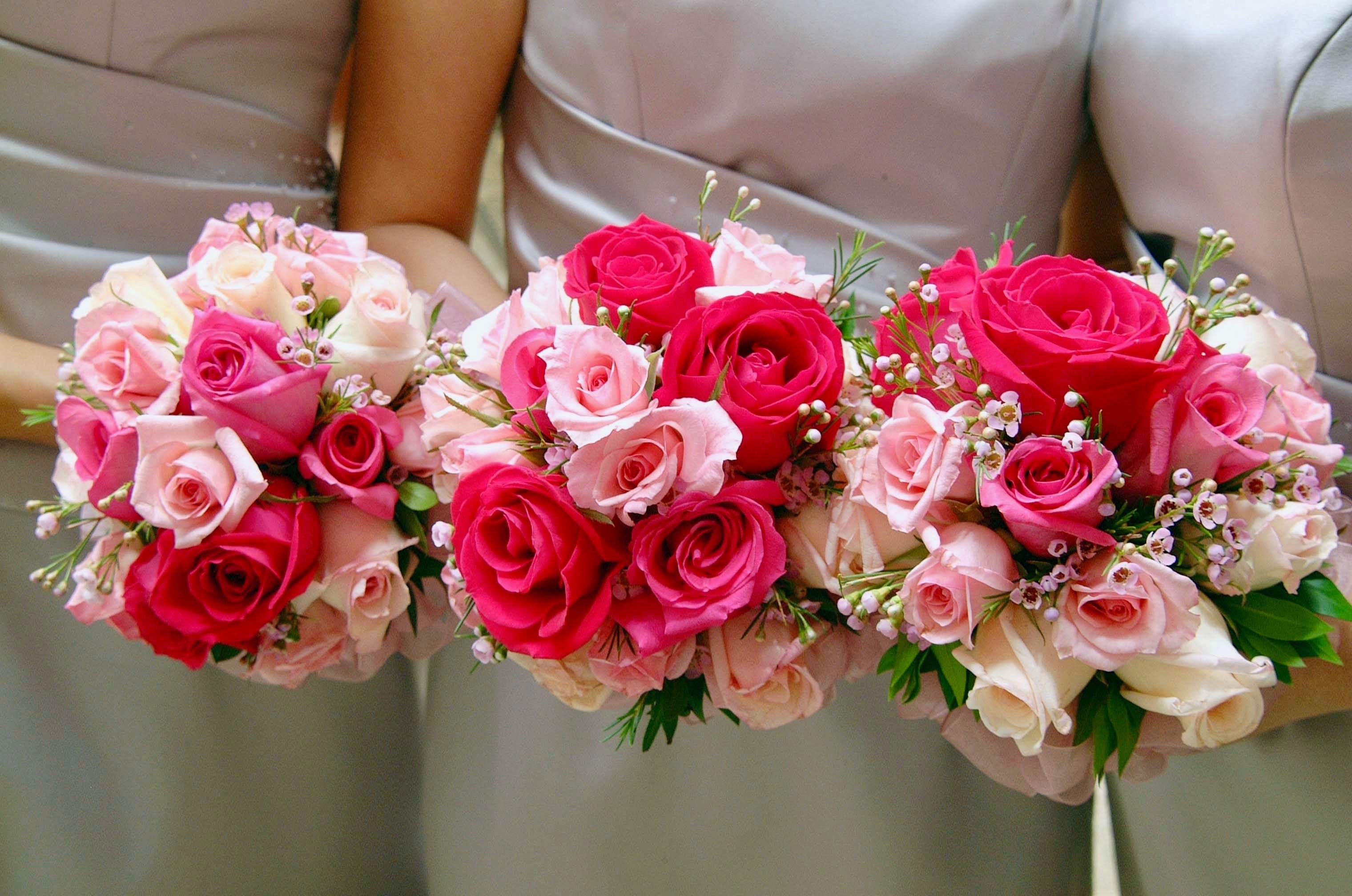 Bridesmaids holding their bouquets.  | Source: Pexels