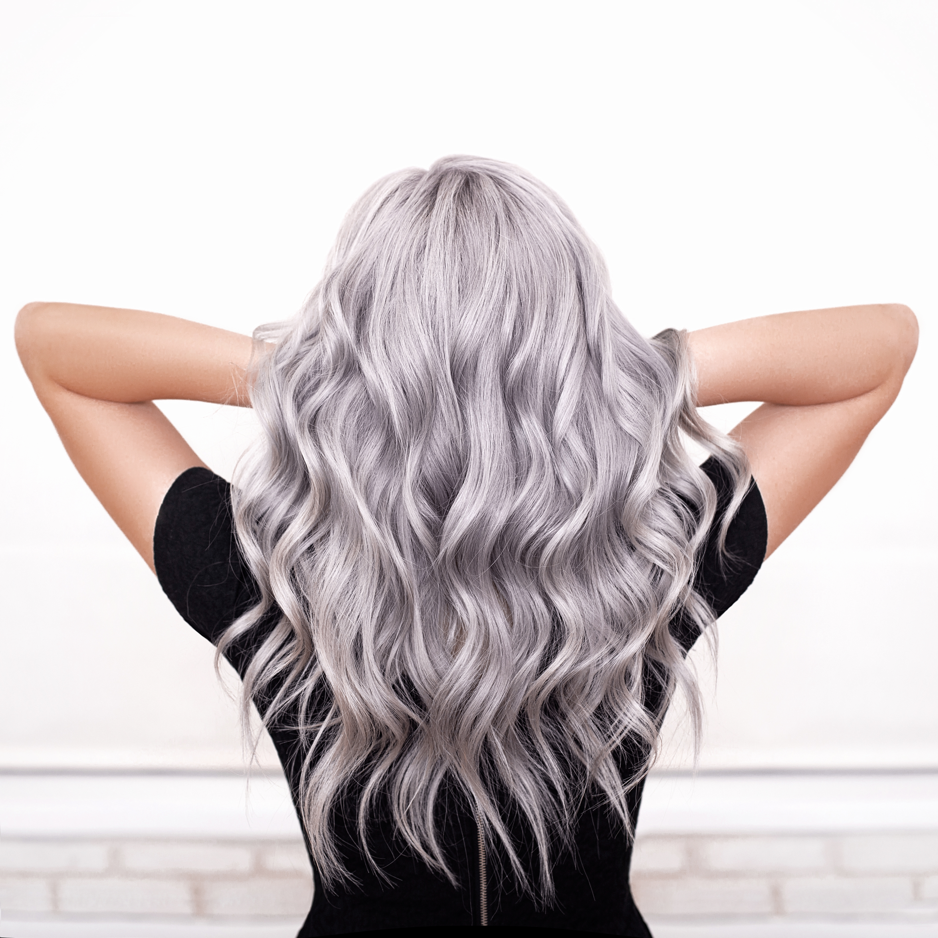 Silver-haired haired woman with her hair styled in curls | Source: Shutterstock