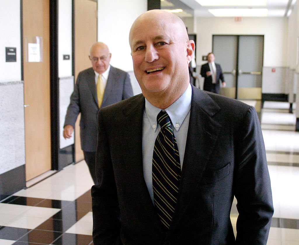 Ronald Perelman strolls the hallway of Palm Beach County Court on Wednesday, May 18, 2005 | Photo: Getty Images