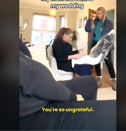 Mother and daughter arguing over bridesmaid dresses | TikTok.com/ @itsgoneviral
