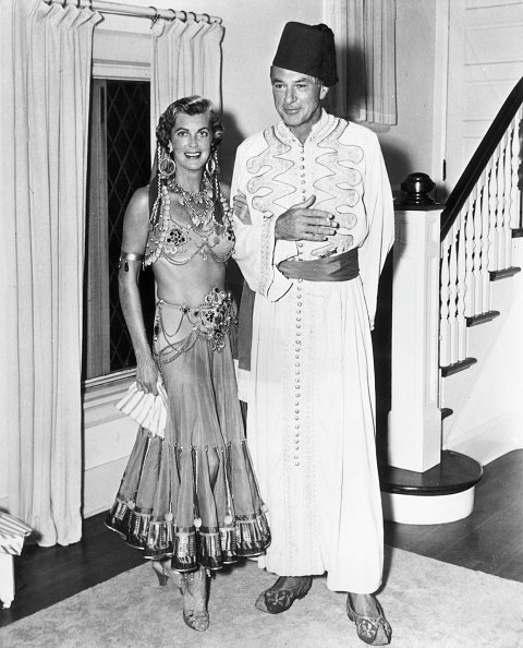 Gary Cooper and Veronica Balfe wearing Middle Eastern costumes in 1945. | Photo: Getty Images