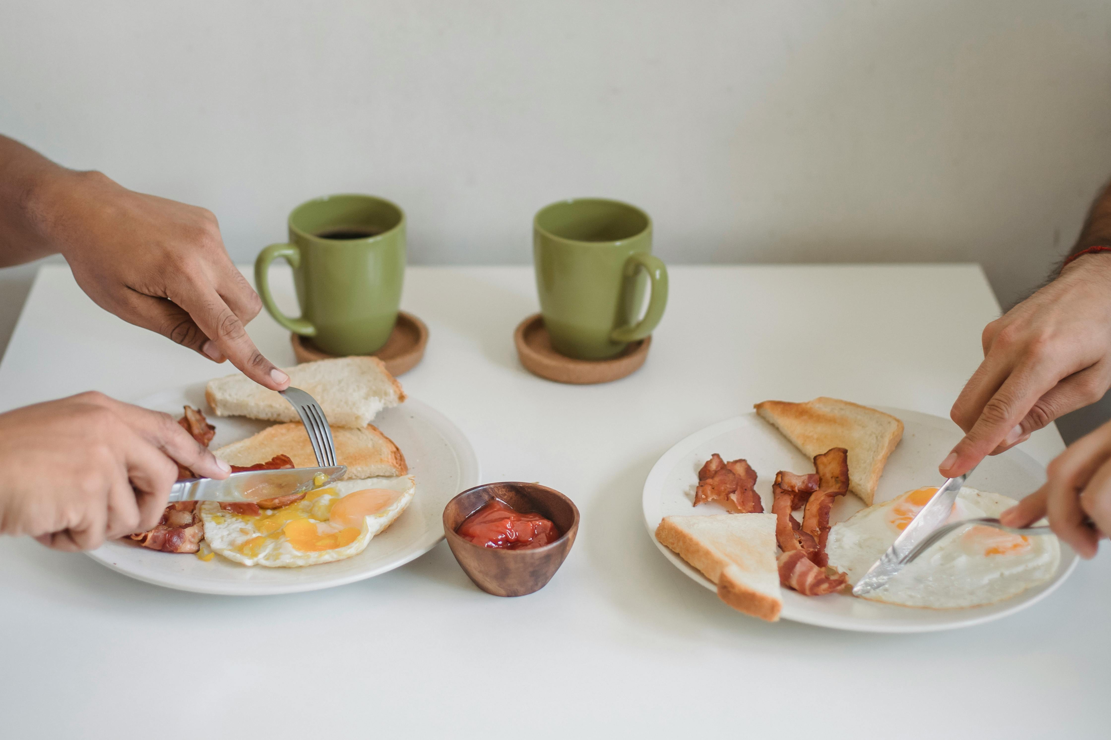 Two people eating breakfast | Source: Pexels