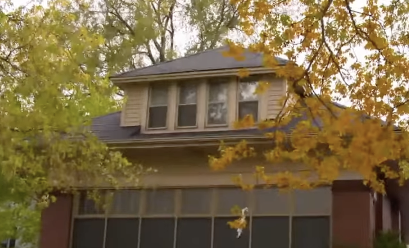 The upstairs apartment where the woman used to live as a child seen on November 12, 2018 | Source: YouTube/ABCNews