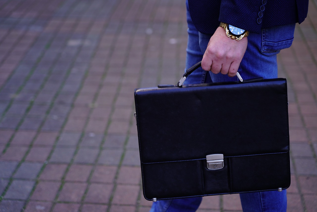 A man carrying a briefcase | Source: Pixabay