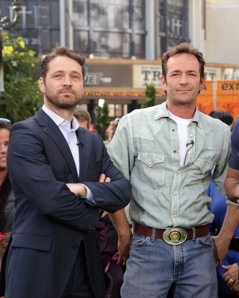 Jason Priestley and Luke Perry at The Grove on January 19, 2011 in Los Angeles, California | Photo: Getty Images