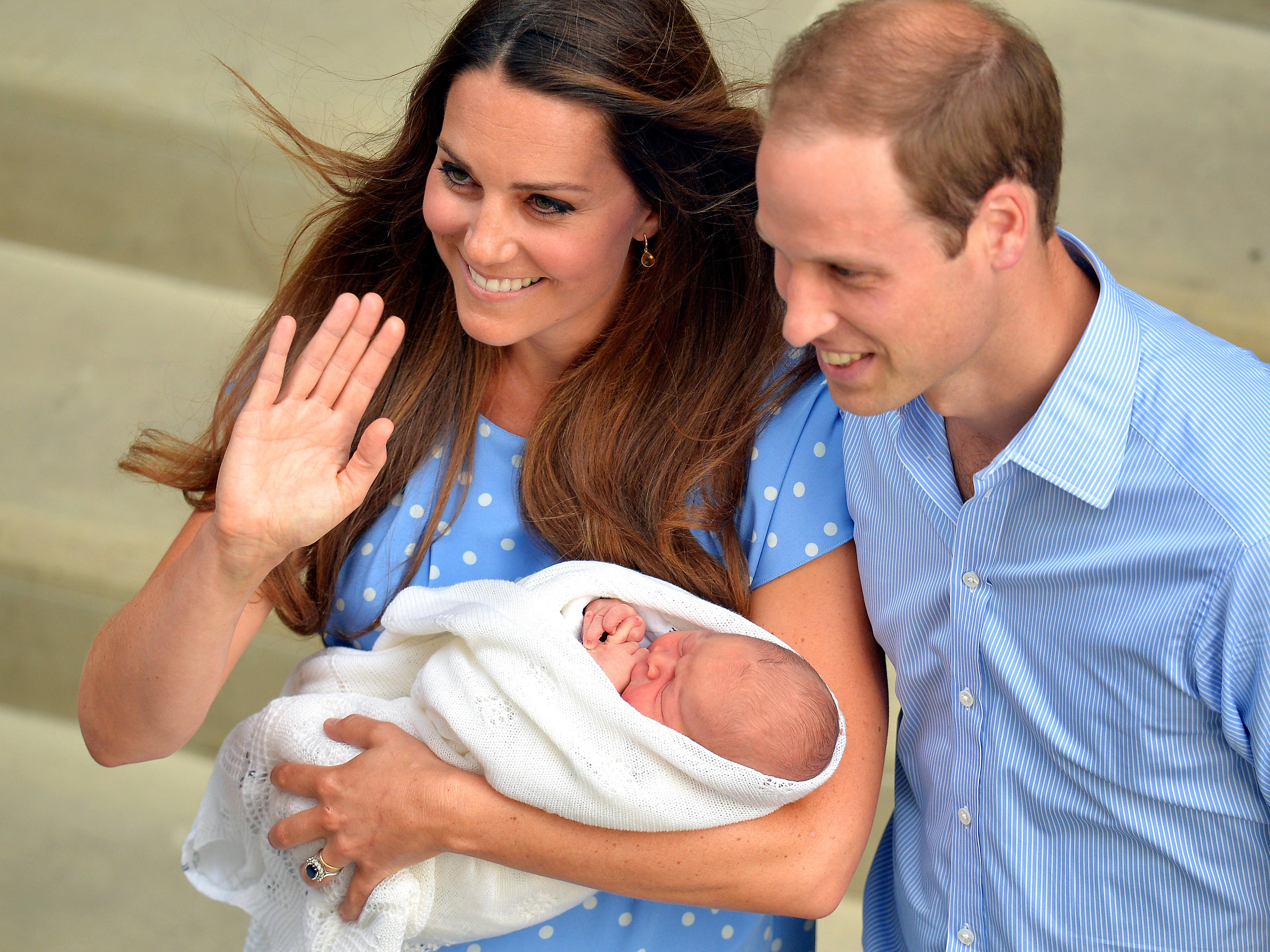 Princess Catherine and Prince William with Prince George after the day of his birth in London, England on July 23, 2013 | Source: Getty Images