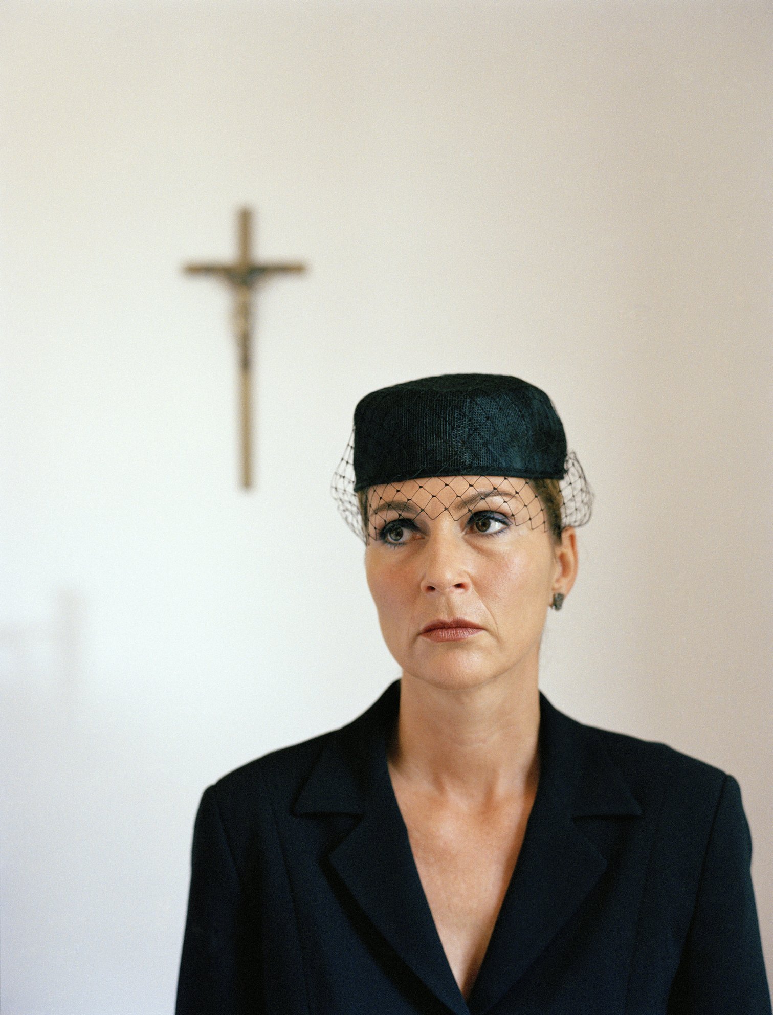 Porträt einer schwarz gekleideten Frau in einer Kirche. I Quelle: Getty Images