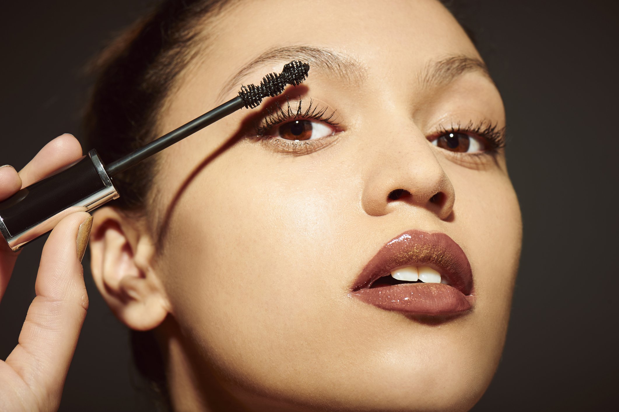 Une femme appliquant un mascara. | Photo : Getty Images