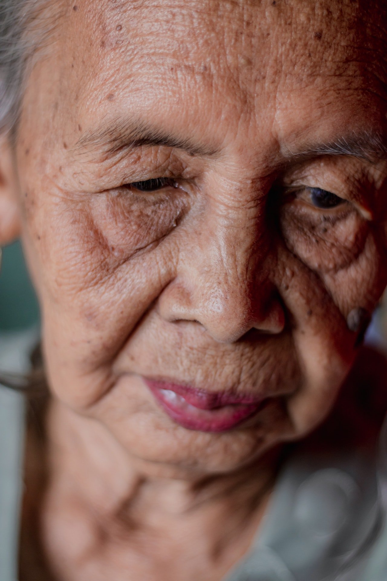 Una anciana con rostro triste. | Foto: Pexels