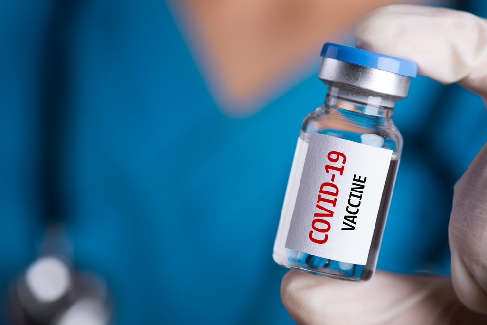 Profesional de la salud con un frasco de vacuna contra el coronavirus en su mano. | Foto: Shutterstock