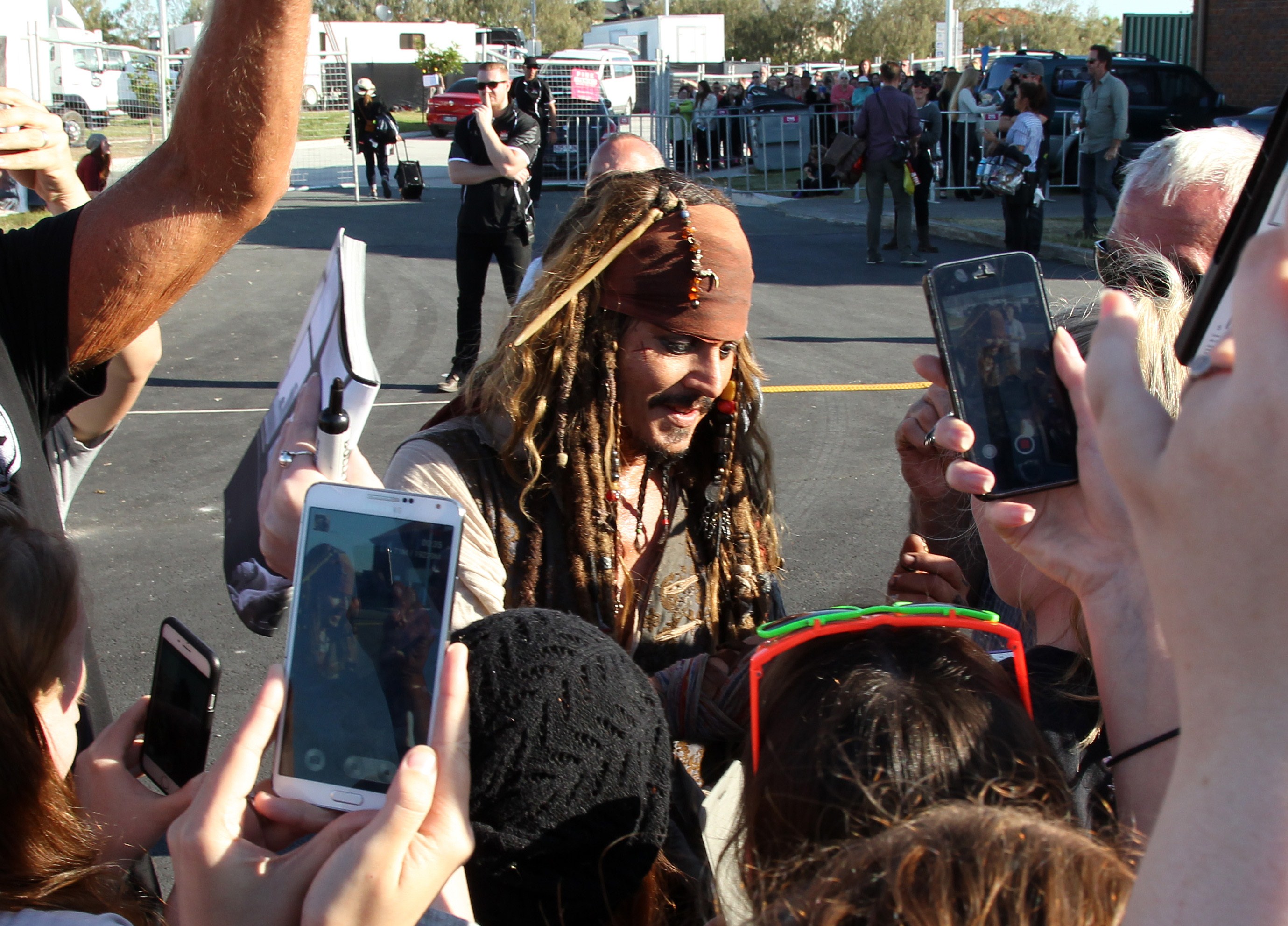 Johnny Depp dressed as Captain Jack Sparrow from "Pirates of the Caribbean" in Redland Bay, Brisbane on June 4, 2015. | Source: Getty Images