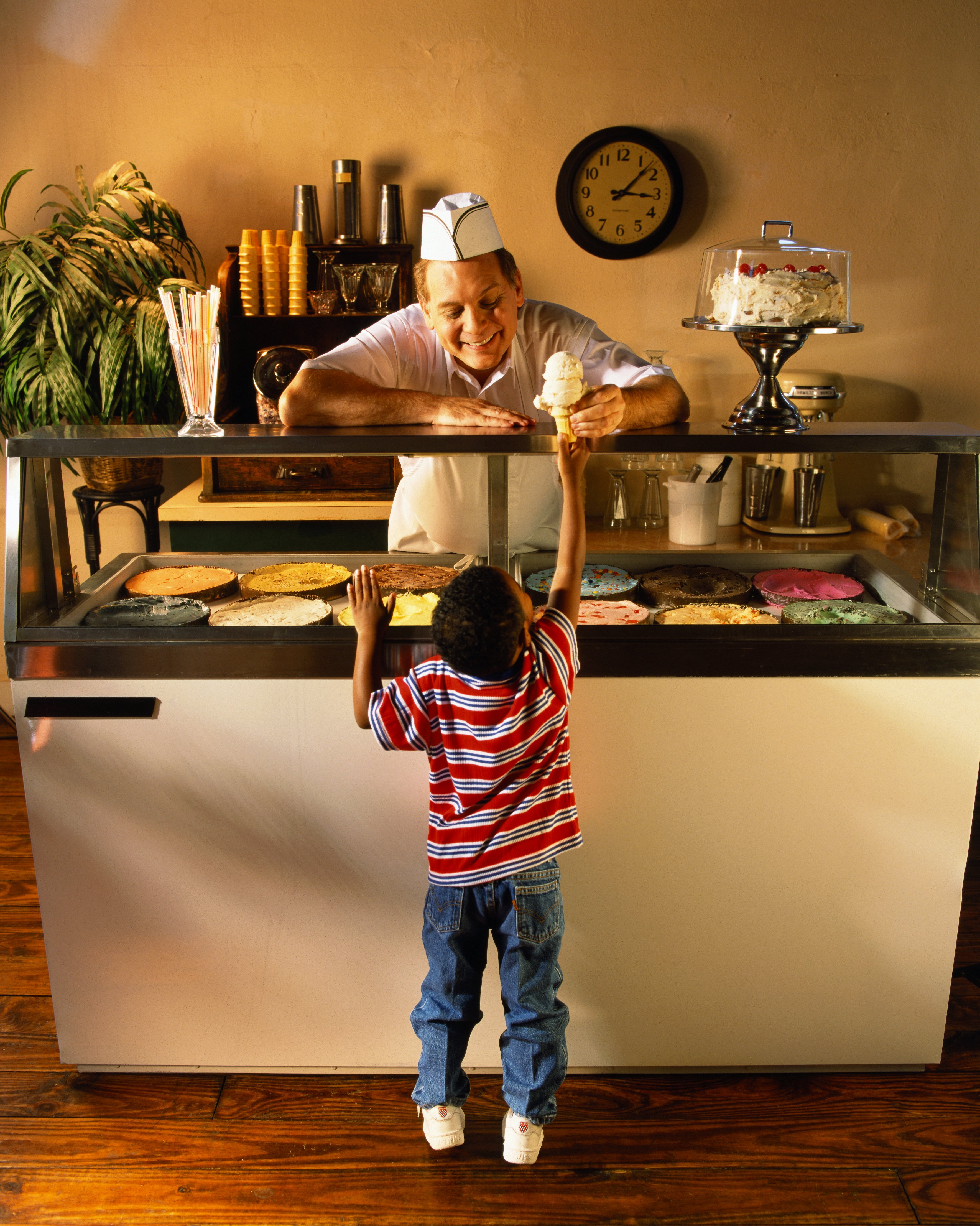 Photo of a child buying ice cream at an ice cream parlor | Photo: Getty Images