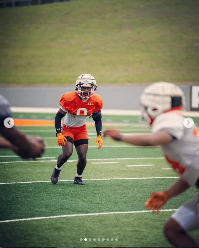 William Davis locks in during drills, keeping his eyes on the play as practice heats up. | Source: Instagram/chosendavis_