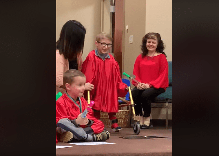 Blake recibiendo su diploma │ Imagen tomada de: Facebook / Team Blake Blake recibiendo su diploma │ Imagen tomada de: Facebook / Team Blake