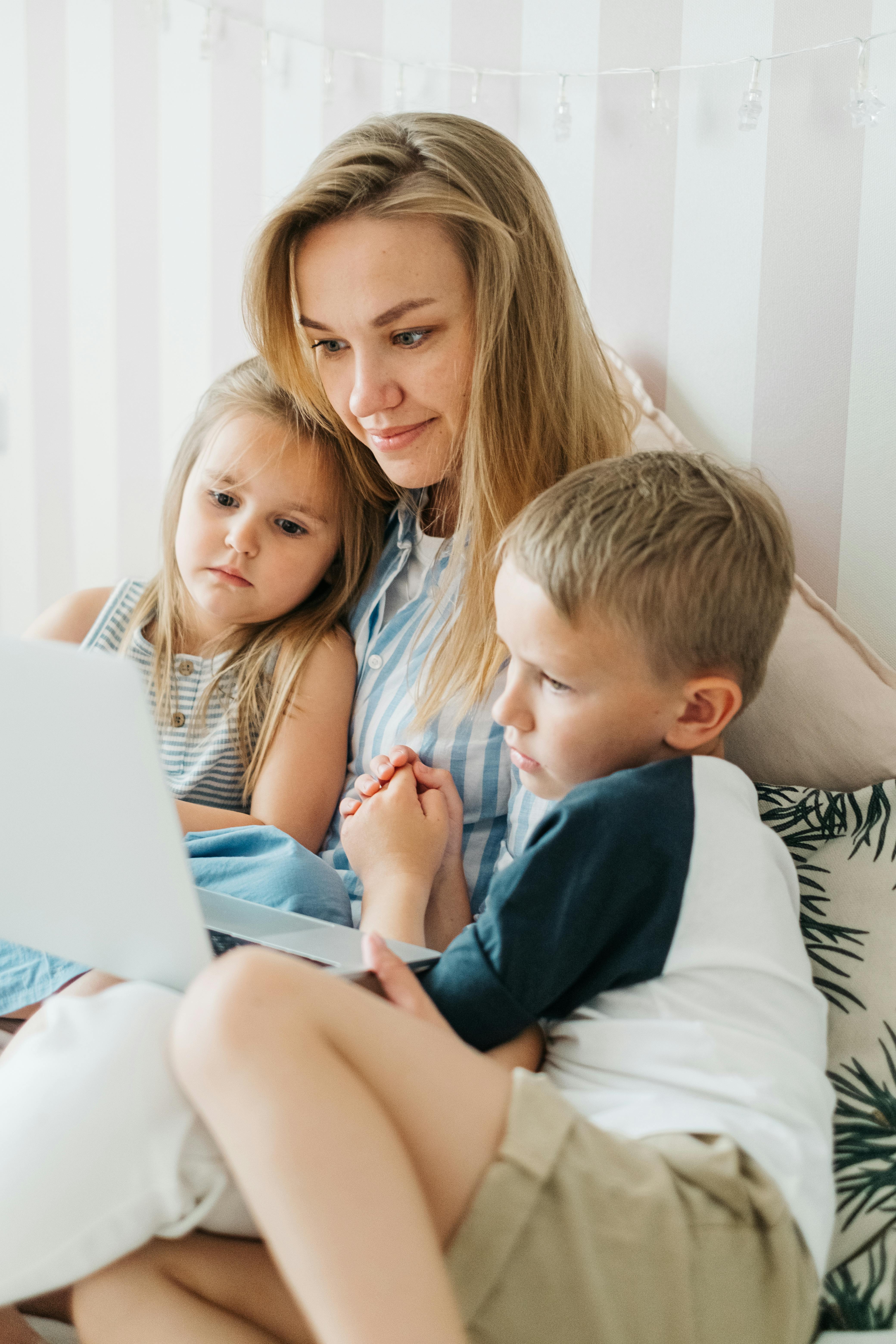 A woman with her children | Source: Pexels