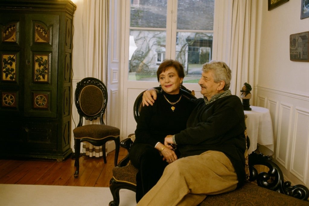 Le réalisateur, scénariste, acteur et producteur français Yves Robert et son épouse, l'actrice et productrice Danièle Delorme à la maison. | Photo : Getty Images Le réalisateur, scénariste, acteur et producteur français Yves Robert et son épouse, l'actrice et productrice Danièle Delorme à la maison. | Photo : Getty Images